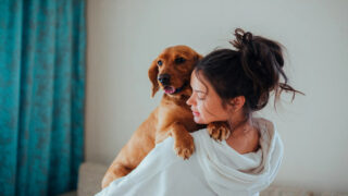 Nouveaux modèles familiaux :  74% des Français sans enfant considèrent former une famille avec leur animal 