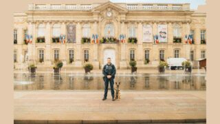 Derrière l’uniforme, une amitié à quatre pattes