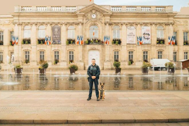 Derrière l’uniforme, une amitié à quatre pattes