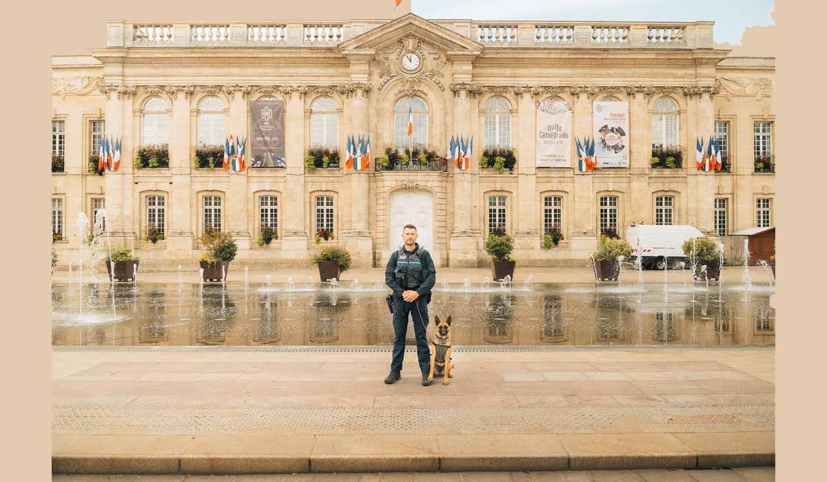 Derrière l’uniforme, une amitié à quatre pattes