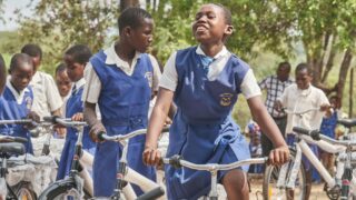 Des vélos pour protéger les élèves des attaques d’animaux sauvages au Zimbabwe